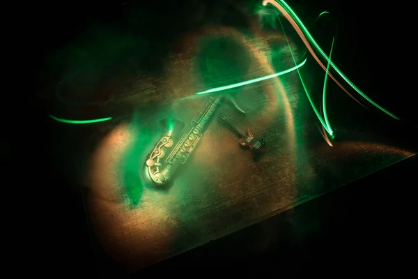 音楽の概念 サクソフォンジャズ楽器 霧の背景にカラフルなトーンの光とアルトゴールドサックスミニチュア 低光の中でサクソフォンの楽器 選択的焦点 — ストック写真