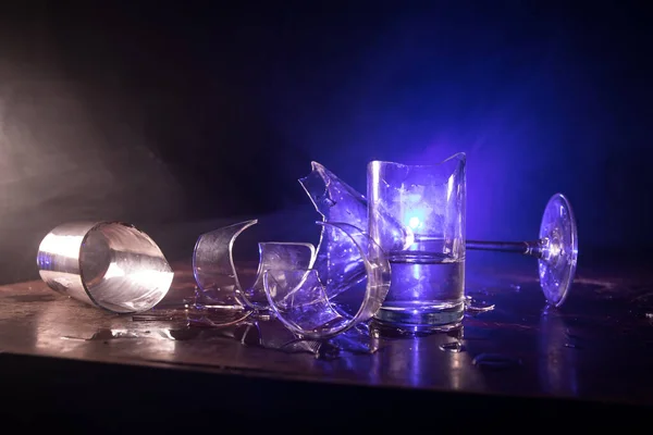 Çki Kırık Cam Konsepti Ahşap Masada Kırık Bardaklar Sisli Koyu — Stok fotoğraf