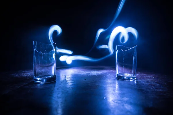 Drinken Gebroken Glas Concept Gebroken Bril Houten Tafel Bij Donkere — Stockfoto