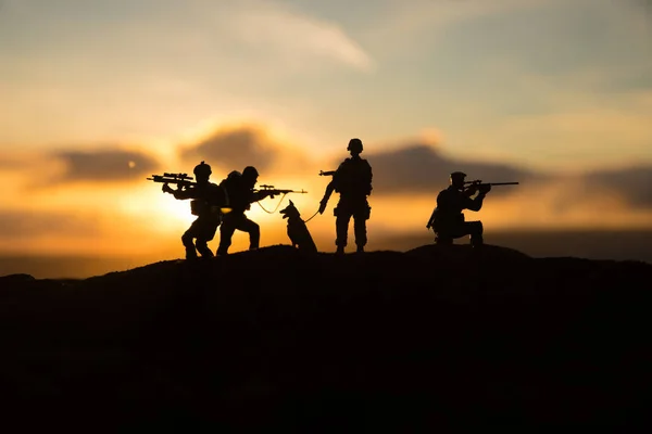 Kriegskonzept Militärische Silhouetten Kampfszene Auf Kriegsnebel Himmel Hintergrund Weltkriegssoldaten Silhouette — Stockfoto