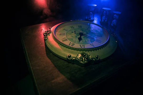 時間の概念 抽象的な光と木製のテーブルの上に大きなヴィンテージラウンドクロック 暗い雰囲気 創造的な装飾 選択的焦点 — ストック写真