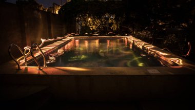 Gece havuzu, tatil geçmişi. Renkli ışık süslemesi. Dondurucu Işık