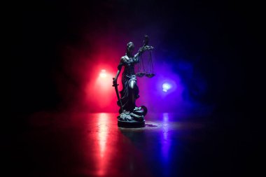 Hukuk kavramı. Sis ve arka ışıklandırmalı minyatür renkli sanat eserleri. Adalet Anıtı - kadın adaleti veya Iustitia / Justitia Roma Adalet Tanrıçası. Seçici odak