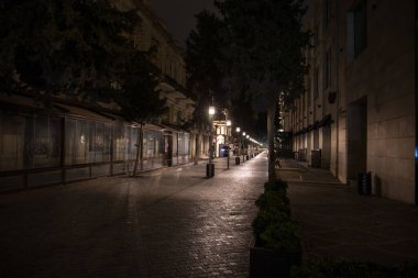 BAKU, AZERBAIJAN - 7 Nisan 2020 - Bakü, Azerbaycan şehir merkezi. Geceleri Azerbaycan 'ın başkenti Bakü' nün boş sokakları. Covid salgını yaşanıyor