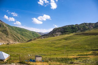 Yazın gündüz dağlarda güzel bir manzara. Gün batımında dağlar. Azerbaycan, Kafkasya. Khinalig
