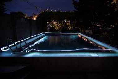 Gece havuzu, tatil geçmişi. Renkli ışık süslemesi. Dondurucu Işık