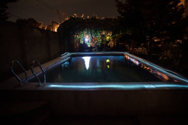 Gece havuzu, tatil geçmişi. Renkli ışık süslemesi. Dondurucu Işık