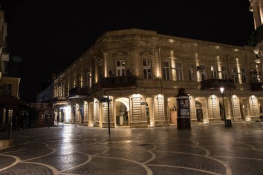 BAKU, AZERBAIJAN - 7 Nisan 2020 - Bakü, Azerbaycan şehir merkezi. Geceleri Azerbaycan 'ın başkenti Bakü' nün boş sokakları. Covid salgını yaşanıyor
