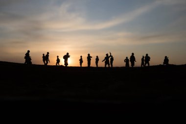 Savaş Konsepti. Askeri siluetler savaş sisli gökyüzü arka planında savaş sahnesi, Dünya Savaşı Askerleri Silueti Bulutlu Skyline 'ın altında gün batımı. Seçici odak