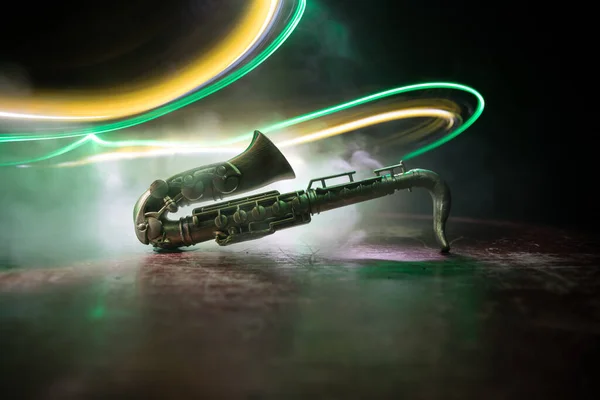 音乐概念 萨克斯风爵士乐器 阿尔托金萨克斯迷你与彩色色调的光在雾蒙蒙的背景 低光下的萨克斯风乐器 有选择的重点 — 图库照片