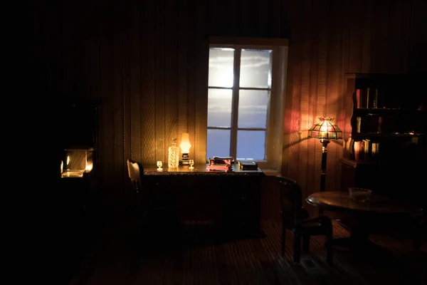 夜には家具や窓のあるリアルな人形の家のリビングルーム 手作りのリアルな人形の家とアートテーブルの装飾 選択的焦点 — ストック写真
