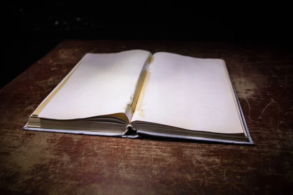 古い本の山 木製のテーブルの上のヴィンテージ本 暗闇の中で輝く本の周りの魔法の稲妻 選択的焦点 — ストック写真