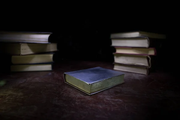 Montón Libros Viejos Libro Vintage Sobre Mesa Madera Rayo Mágico — Foto de Stock
