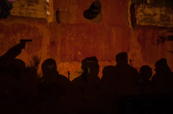 Geceleri Duvardaki Askerlerin Gölgesi Ordu Konsepti Renkli Taş Duvarda Siluetler — Stok fotoğraf