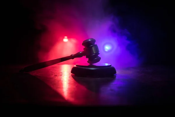 정의의 판사의 어두운 배경에 형형색색의 배경이 창조적 테이블 선택적 — 스톡 사진