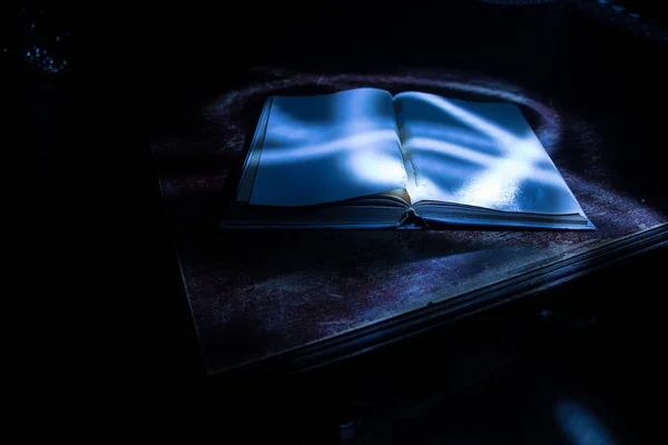 책들이 있습니다 목판의 빈티지 책이야 어둠의 방에서 빛나는 비추고 선택적 — 스톡 사진