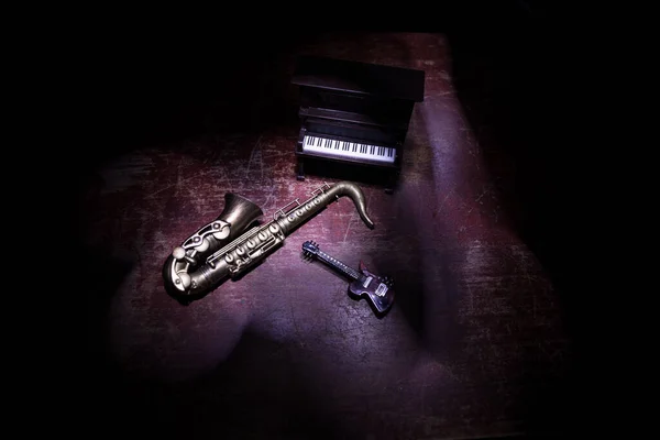 Musikkonzept Saxophon Jazzinstrument Altgoldene Saxofon Miniatur Mit Farbig Getöntem Licht — Stockfoto