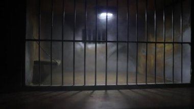 Mistik ışık altındaki minyatür hapishane kafesinin yakın çekim görüntüleri.