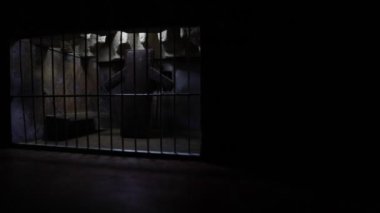 Mistik ışık altındaki minyatür hapishane kafesinin yakın çekim görüntüleri.