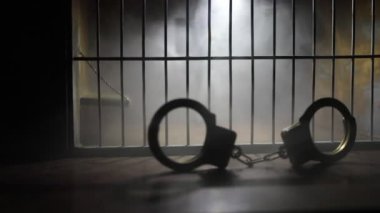 Mistik ışık altındaki minyatür hapishane kafesinin yakın çekim görüntüleri.