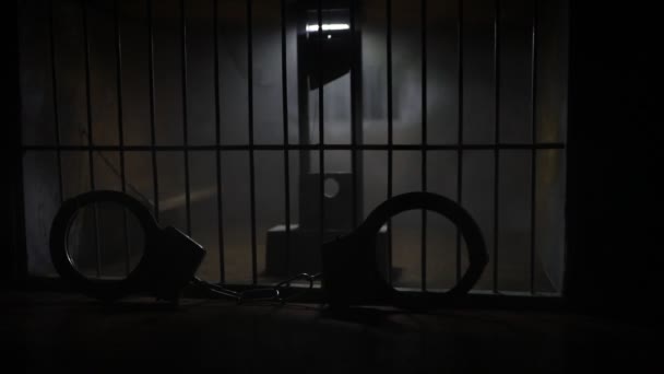 Крупним Планом Кадри Мініатюрної Іграшкової Тюремної Клітки Під Містичним Світлом — стокове відео