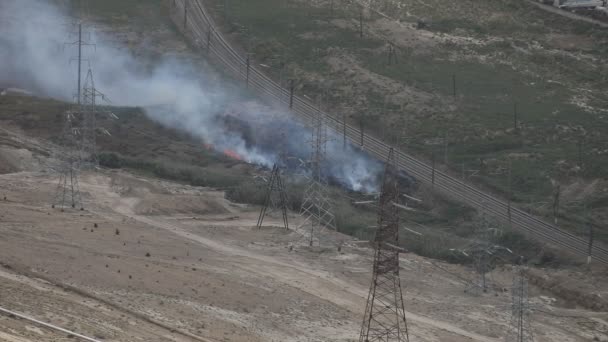 Εναέρια Πλάνα Από Εγκαύματα Κοντά Στο Σιδηρόδρομο Καίγεται Γρασίδι Μεγέθυνση — Αρχείο Βίντεο