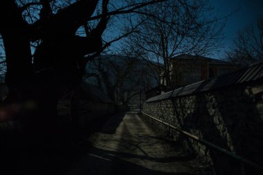Gece sessiz köyde dolunay var. Ay ışığı altındaki dağ köyünün güzel gece manzarası. Azerbaycan doğası. Uzun pozlu çekim