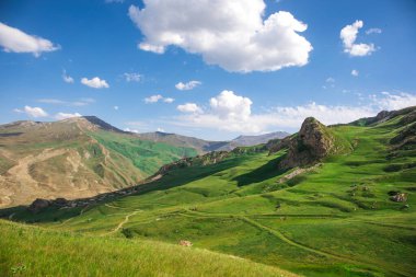 Yazın gündüz dağlarda güzel bir manzara. Gün batımında dağlar. Azerbaycan, Kafkasya. Khinalig