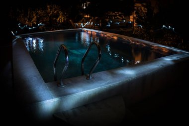 Gece havuzu, tatil geçmişi. Renkli ışık süslemesi. Dondurucu Işık