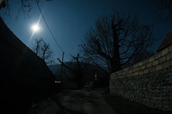 Полная Луна Над Тихой Деревней Ночью Ночной Пейзаж Горной Деревни — стоковое фото