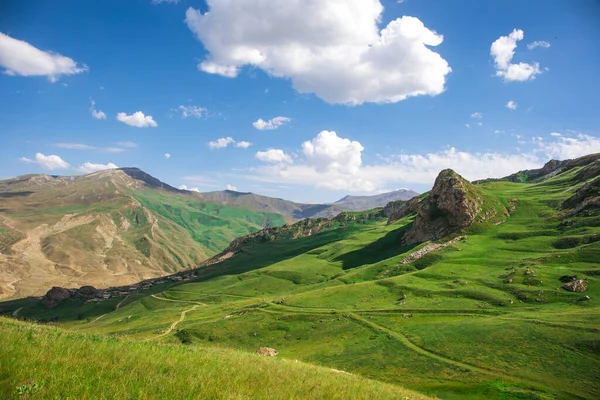 Hermoso Paisaje Las Montañas Verano Durante Día Montañas Atardecer Azerbaiyán — Foto de Stock