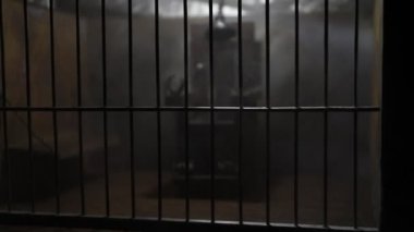 Mistik ışık altındaki minyatür hapishane kafesinin yakın çekim görüntüleri.