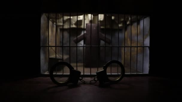Mistik Işık Altındaki Minyatür Hapishane Kafesinin Yakın Çekim Görüntüleri — Stok video