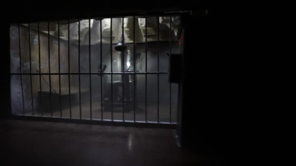 Крупный План Миниатюрной Игрушечной Тюремной Клетки Мистическим Светом — стоковое видео