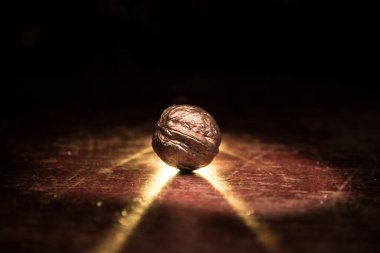 Ceviz çekirdekleri ve eski ahşap masadaki cevizlerle dolu bir hayat. Yaratıcı masa dekorasyonu. - Yakın çekim. Seçici odak