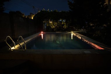 Gece havuzu, tatil geçmişi. Renkli ışık süslemesi. Dondurucu Işık
