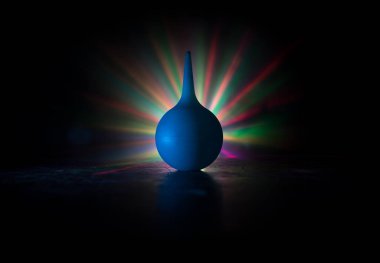 Koyu arka planda mavi lavman. Işıkla dekore edilmiş yaratıcı sanat eserleri. Seçici odak