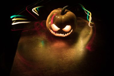 Cadılar Bayramı balkabağı gülüşü ve parti gecesi için korkunç gözler. Siyah arka planda parlayan gözleri olan korkunç Cadılar Bayramı balkabağı manzarasını kapat. Seçici odak