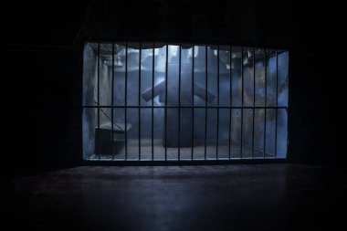 Öldürücü enjeksiyon konseptiyle infaz. Ölüm cezası, eski hapishanenin içinde zehirli iğne masası maketi. Eski hapishane parmaklıkları hücre kilidi. Yaratıcı sanat dekorasyonu. Eski grunge hapishane içi.