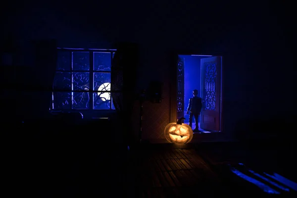 Concept Horreur Halloween Avec Citrouille Rougeoyante Une Maison Poupée Réaliste — Photo