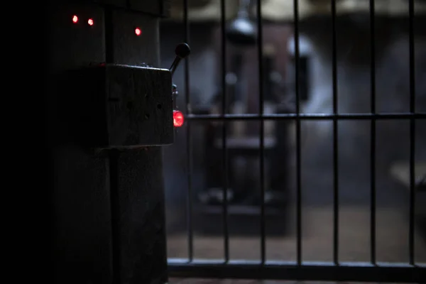 実行概念 古い刑務所内の選択的な焦点で死刑電動椅子ミニチュア 古い刑務所バーの独房の鍵だ 創造的なアートワーク装飾 暗闇の中で電動椅子スケールモデル — ストック写真