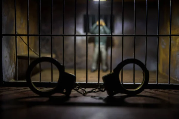Muž Vězení Mřížemi Stará Špinavá Vězeňská Miniatura Tmavá Vězeňská Interiérová — Stock fotografie