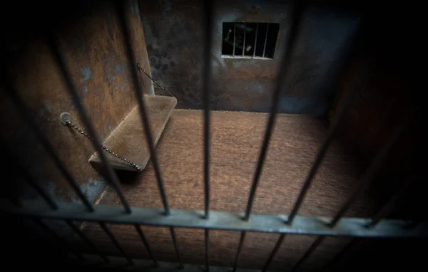 Achter Tralies Concept Verouderde Grunge Betonnen Kamer Miniatuur Donkere Gevangenis — Stockfoto