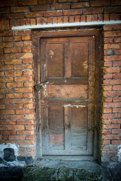 Old Door Brick Building Close Red Brick Wall Wooden Door — Stock Photo, Image