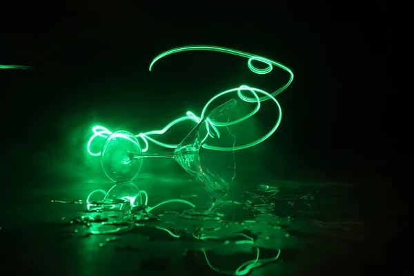 Trinken, Glasscherben. Zerbrochene Gläser auf einem Holztisch vor dunkel getöntem Hintergrund mit Nebel. Selektiver Fokus — Stockbild Trinken Glasscherben Zerbrochene Gläser Auf Einem Holztisch Vor Dunkel Getöntem — Stockfoto