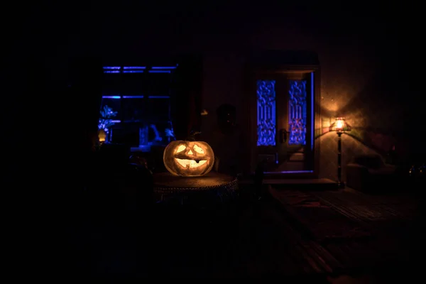 Halloween Horror Concept Met Gloeiende Pompoen Een Realistische Poppenhuis Woonkamer — Stockfoto