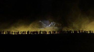 Hukuk hukuku kavramı. Kelepçeli siluet ve kalabalık