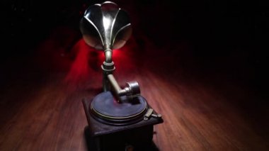 Siyah arkaplanda arka ışıklandırmalı vinil vinil pikabın yakın çekim görüntüleri