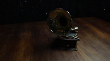 Siyah arkaplanda arka ışıklandırmalı vinil vinil pikabın yakın çekim görüntüleri