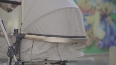 Evin önündeki merdivenlerden kadınların bebek arabasını taşımalarına yardım eden adamların kesilen görüntüleri.